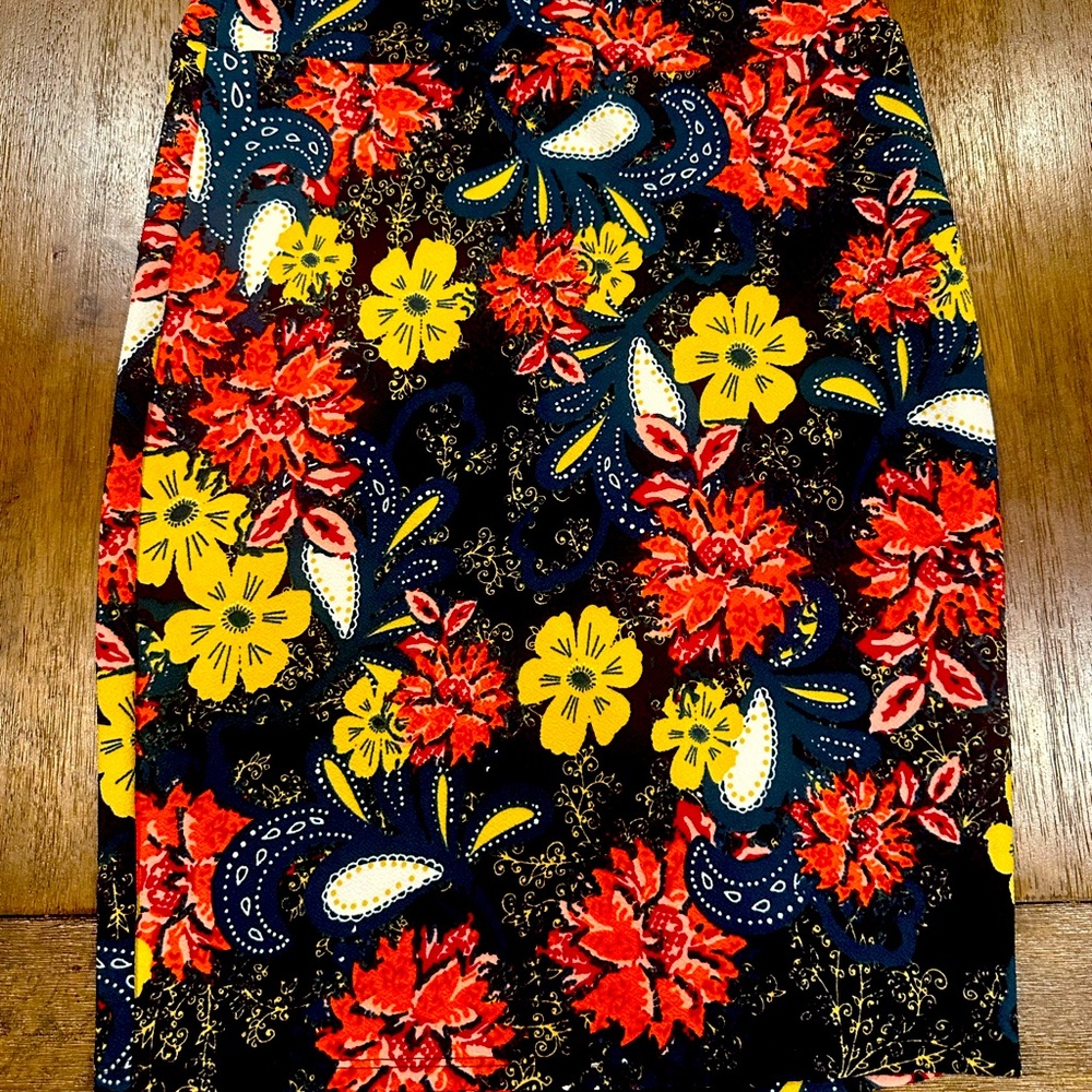 Lularoe Cassie Pencil Skirt size S (6-8)
Floral Patterned Skirt